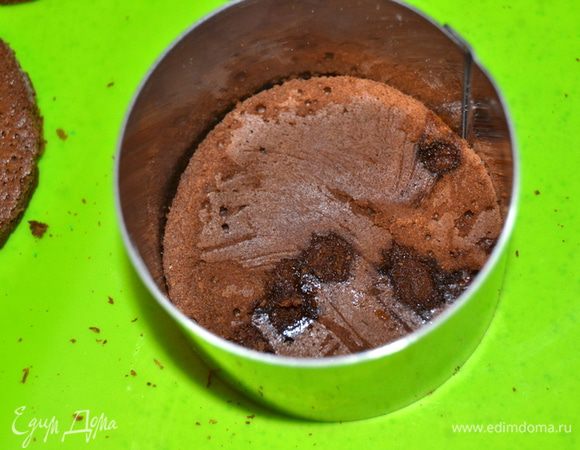 Оставляем шоколадный диск на дне кольца и убираем в морозилку на 5 минут.