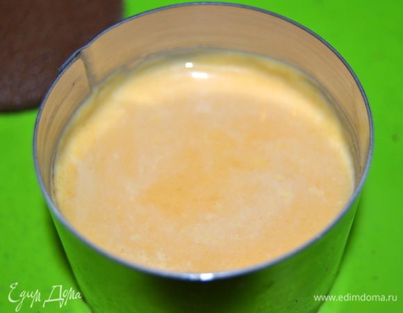 Теперь выливаем мусс. Поскольку форма ледяная, мусс быстро схватывается по стенкам и не стекает вниз, тем самым не пачкает нижний шоколадный слой. Убираем в морозилку еще на 2 минуты.