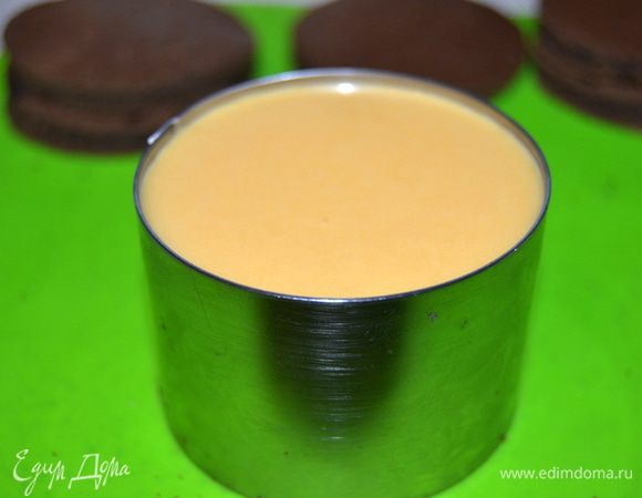 И в завершение заливаем мусс. Убираем в морозилку минут на 10. Нам нужно, чтобы все слои хорошо схватились.