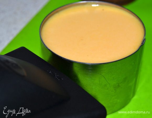 Теперь самое страшное, извлечь муссовую конструкцию из кольца. Для этого можно воспользоваться феном. Подуть на бока горячим воздухом, но тут смотрите не перегрейте, мусс может сильно разогреться и в перегретых местах потечь. Все делаем быстро, равномерно и пирожное сразу ставьте на предполагаемое для подачи блюдо, иначе при перекладывании можно нарушить идиллию полос :)