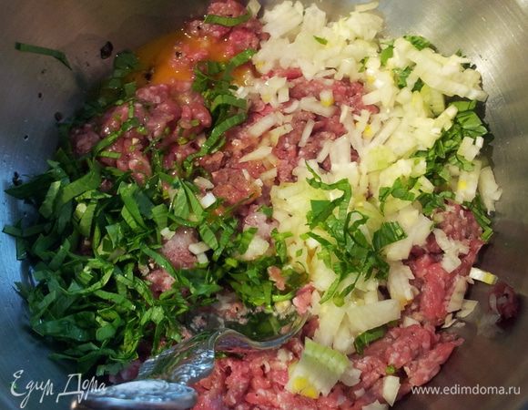 Мясо (мясной микс на ваш вкус, у меня говядина со свининой,  можно заменить на фарш) порубите очень мелко, добавьте яйцо, зелень (тоже любую, у меня любисток), соль, перец и соду. Тщательно вымесите фарш. Я "кидаюсь" фаршем. 