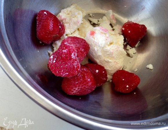 Клубнику и творог пюрировать с помощью блендера.
Если используете замороженную ягоду, можно разморозить не до конца!