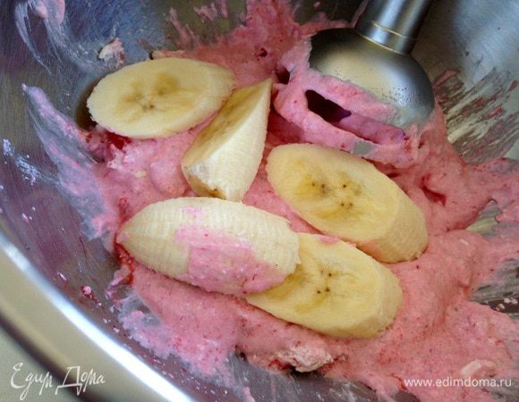 Добавить порезанный банан, снова измельчить блендером до однородной гладкой консистенции.