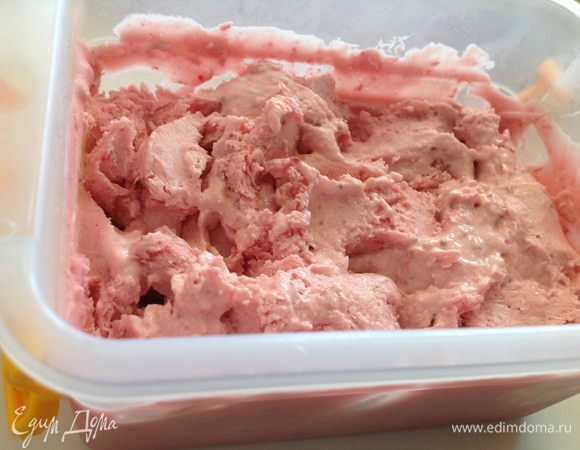 Попробуйте, если недостаточно сладости – добавьте меда на свое усмотрение! Я добавила буквально 2 чайные ложки. Переложить смесь в пластиковый контейнер и убрать в морозильную камеру часа на два-три. Чтобы мороженое не превратилось в ледышку, обязательно перемешивайте его каждые 30 минут!
