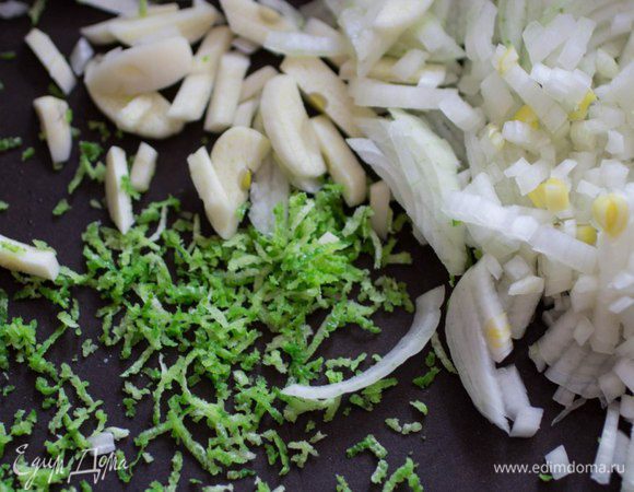 Лук и чеснок мелко порубить. Отжать сок и снять цедру с половины лайма. 