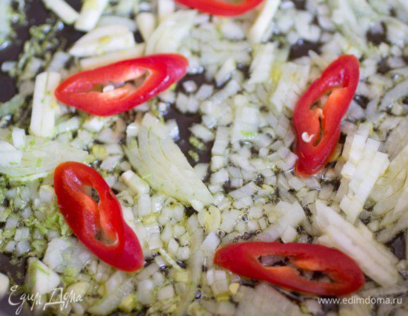 Все обжарить на оливковом масле до тех пор, ока лук не станет прозрачным. Добавить колечки жгучего перца (без семян).