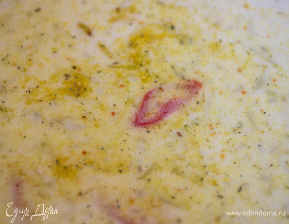 Влить кокосовое молоко, приправить солью и перцем, добавить сок лайма и прогреть на слабом огне 3-5 минут.