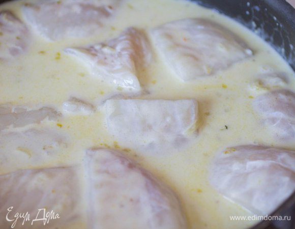 Выложить куски рыбы и готовить 7 минут под крышкой.