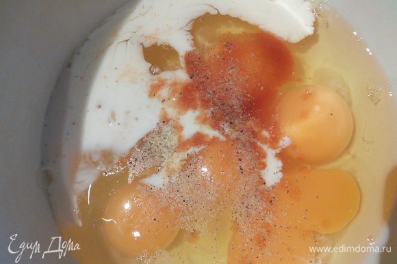 Яйца взболтайте с молоком /сливками/водой, посолите, поперчите , добавьте табаско. Таким образом мы получили лизьен.