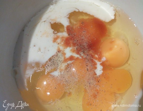 Яйца взболтайте  с молоком /сливками/водой, посолите, поперчите , добавьте табаско. Таким образом мы получили лизьен. 