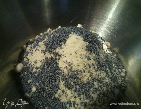 Смешать все сухие ингредиенты, "молотый миндаль в порошок".