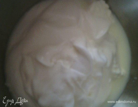 Смешать все ингредиенты. На дуршлаг выложить в несколько слоев марлю. Поставить ёмкость, куда будет стекать сыворотка.