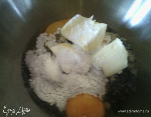 Добавить масло (мягкое), яйца и все хорошо перемешать.