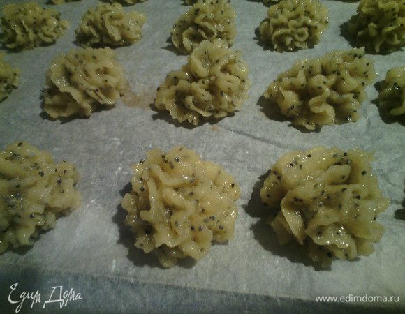 Наполнить кондитерский мешочек с крупной насадкой и делать небольшие "гвоздики".