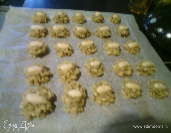 В центр по желанию положить целый миндаль. Выпекать в заранее разогретой духовке 180*С 20 минут (смотрите по вашей духовке) до золотистого цвета.