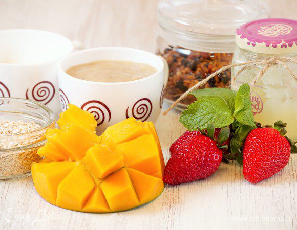 Предварительно подготовьте бананы. Очистите их, нарежьте шайбочками, сложите в лоток и уберите в морозилку на 3 часа. Затем достаньте, и дайте постоять при комнатной температуре 10 минут. Пюрируйте блендером. манго нарежьте кубиком.  