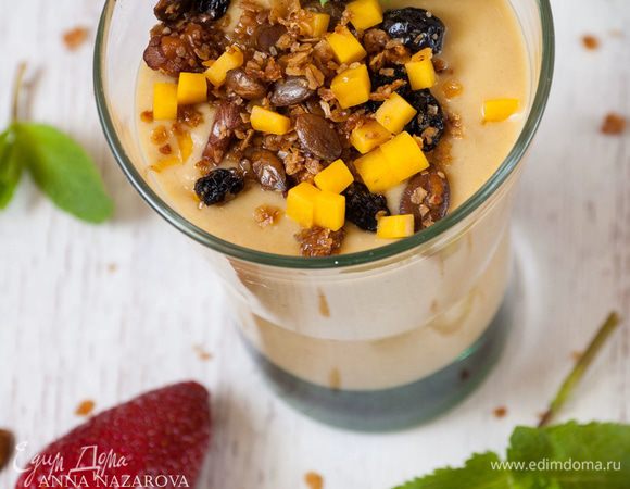 Уберите смузи в холодильник на ночь. Утром добавьте ложечку меда, присыпьте гранолой, украсьте фруктами и мятой. 
Приятного аппетита! 