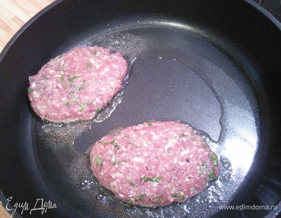 Сформируйте из фарша овальные, плоские котлеты (у меня довольно крупные,  по одной на порцию) и обжарьте на масле с обеих сторон. 
