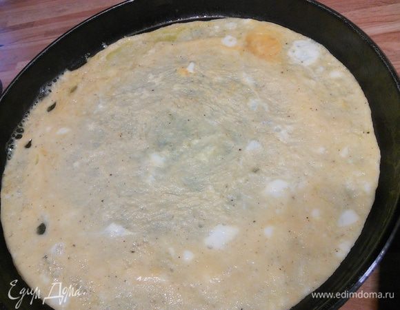 Лизьен разделите на 3 порции и пожарьте омлеты. 