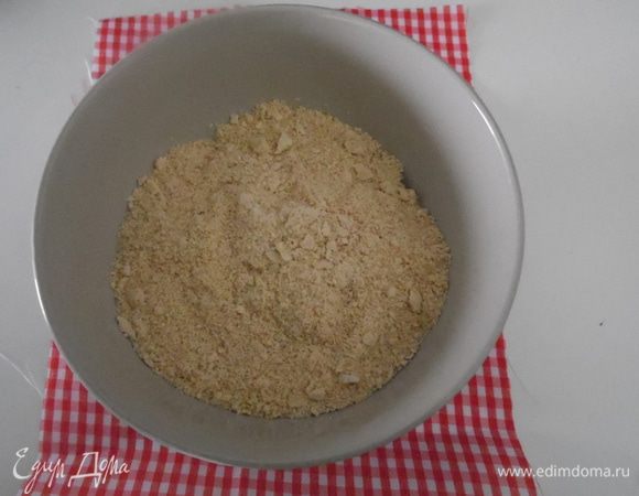 Орехи (можно использовать все виды) измельчить до состояния муки.