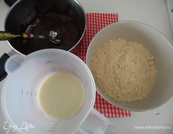 Шоколад растопить на водяной бане, смешать со сгущенным молоком, перемешать и добавить орехи.