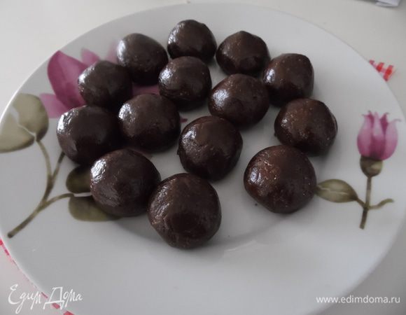 Отрываем кусочки весом 25 г и скатываем шарики, формируем конфеты. Убрать в холодильник на 3 часа.