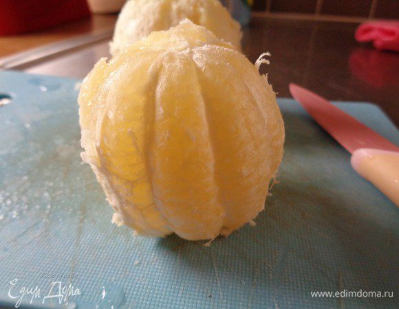 Начнем с приготовления медовухи. Готовится она быстро, но требует периода созревания. Я делала половину нормы, т.е. на 2,5 литра, о чем в последствии очень жалела :)

Хорошо вымойте лимоны. Овощечисткой или острым ножом очистите их. Теперь снимите с лимонов белую подкожную шкурку, лучше всего это получается без помощи ножа, руками и выкиньте. 