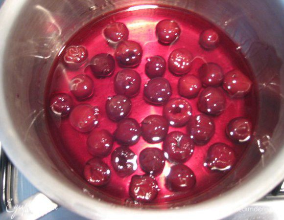 За 2-3 дня приготовить "пьяную вишню":
Сварить сахарный сироп, снять с огня, остудить, добавить ликер Мараскино (можно взять Амаретто или Кирш) и вишню. Поставить в холодильник на 2-3 дня.