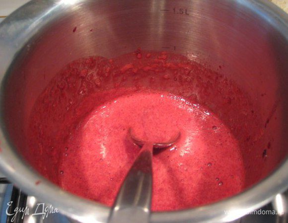 Вишневая начинка:
Желатин замочить в холодной воде. Сахар и вишневое пюре прогреть до растворения сахара. Снять с огня, остудить до 60 градусов, добавить отжатый желатин, размешать до полного его растворения.