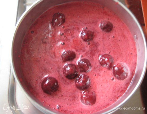 Добавить 60 грамм "пьяной вишни", перелить в форму 18 см и поставить в морозилку до замораживания.