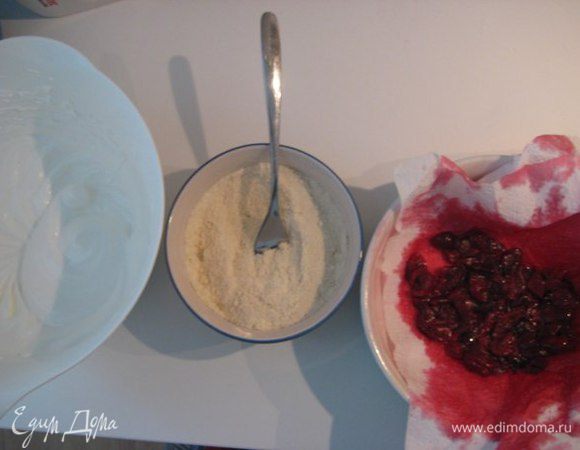 Миндальный бисквит с «пьяной вишней»:
Духовку разогреть до 180°С. Смешать муку с миндальной мукой в отдельной миске. Белки взбить до плотных пиков, постепенно добавляя сахар. 