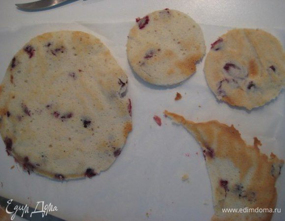 Вырезать круг d=18 см. Я по ходу приготовления торта решила сделать еще одно порционное пирожное на подарок.