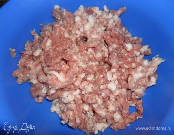 Мясо пропустить через мясорубку, у меня свинина, но можно наполовину с говядиной.
