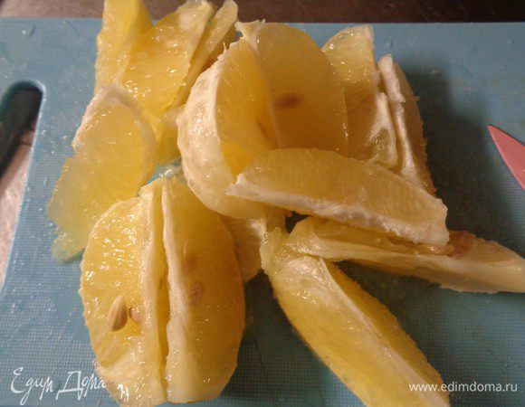 Нарежьте лимоны произвольно.