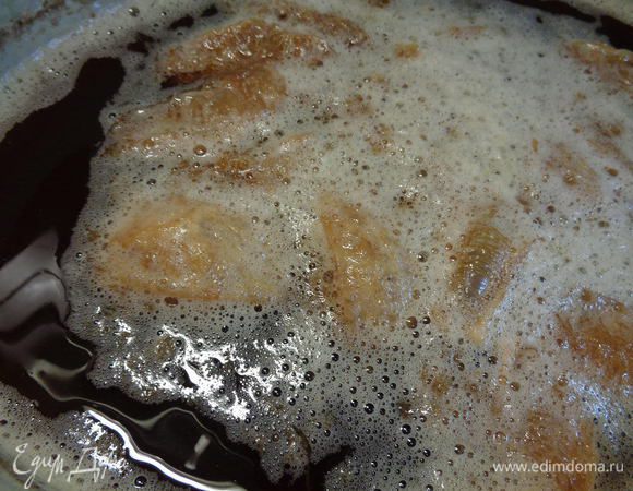 Закипятите воду с сахаром. Оставьте в сторону и дождитесь, пока медовуха не остынет до 40 градусов или не станет теплой. Дрожжи разведите в небольшом количестве получившейся жидкости и добавьте в посуду с напитком. Дрожжей понадобится размером с ноготок.

Температуру не превышайте, чтобы не "погубить" дрожжи.  Туда же закидываем лимоны и мед и оставляем бродить при комнатной температуре на ночь, можно и на 12-15 часов.
