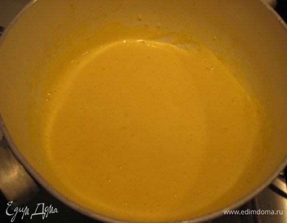 Шоколадный мусс:
Желатин замочить в холодной воде. Молоко довести до кипения, залить растертые желтки, хорошо размешать, перелить все обратно в ковшик и варить на слабом огне до легкого загустения, постоянно помешивая венчиком. Процедить через мелкое сито. 