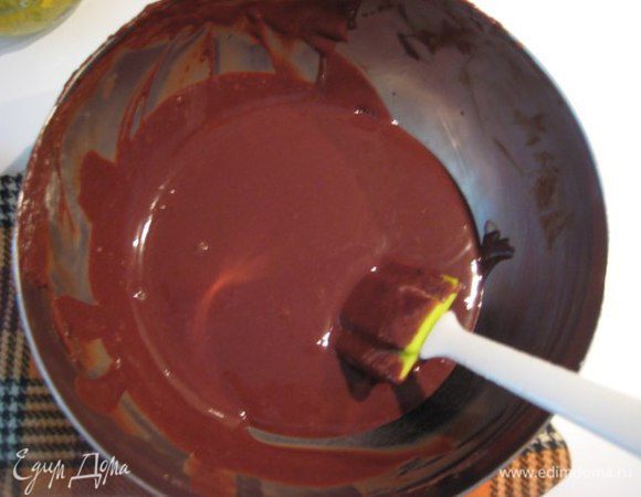 Вылить на куски шоколада, размешать до однородности, добавить отжатый желатин, при необходимости пробить блендером.