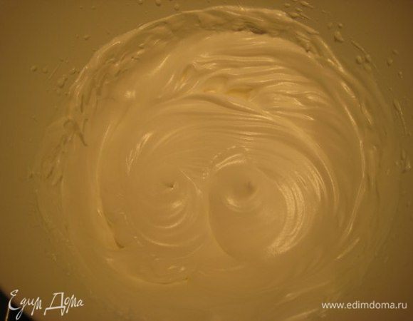 Инвертный сироп нагреть почти до кипения. Белки взбить в мягкую пену и не прекращая взбивать тонкой струйкой добавить сироп. Взбивать 8-10 минут , пока меренга не станет блестящей и плотной.