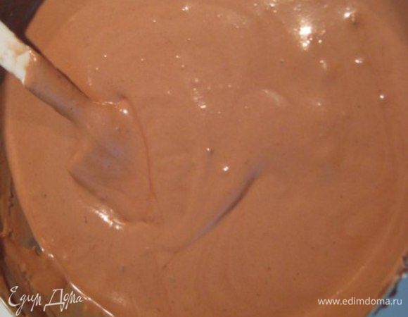 Отдельно взбить сливки. Аккуратно венчиком вмешать сначала сливки в шоколадную смесь, а затем белки.