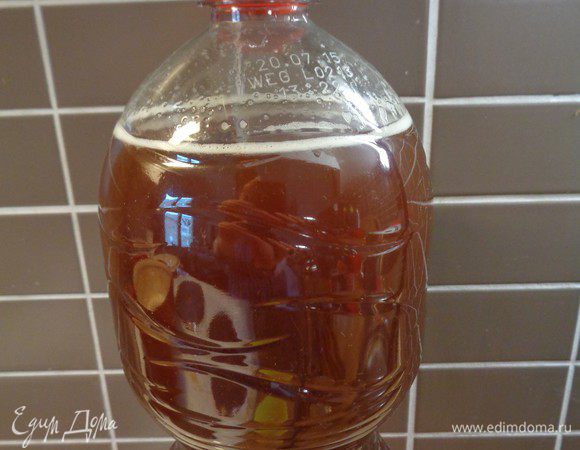 Утром процеживаем напиток и разливаем по бутылкам. Отправляем медовуху в холодильник. Через 2-3 дня она будет готова к употреблению.