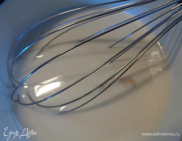 Займемся пончиками. В теплом молоке разведем дрожжи, добавим сахар.