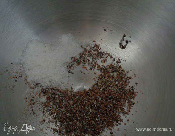 Засыпем в чашу комбайна молотый кардамон и соль.