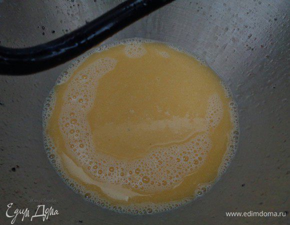 Добавим молоко с разведенными в нем дрожжами и сахаром.