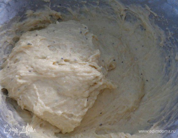 Добавим постепенно муку и замесим тесто.

Муки может уйти больше или меньше, чем указано у меня. Ориентируйтесь на консистенцию дрожжевого теста.