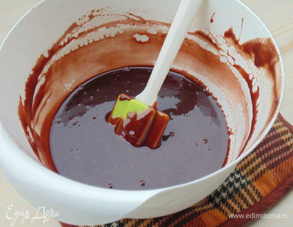 Глазурь:
Желатин замочить в холодной воде. Смешать в ковшике воду, сахар, инвертный сироп, довести до 103°С . Снять с огня, вылить на поломанный шоколад со сгущенкой. Размешать, добавить отжатый желатин и краситель. Пробить блендером, процедить через ситечко. Убрать в холодильник на ночь. Перед нанесением прогреть до 42°С на водяной бане. Рабочая температура глазури 30-35°С.