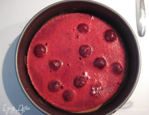 Сборка:
На дно формы 20 см положить штройзель, сверху вылить чуть меньше половины мусса. Поставить на 10 минут в морозилку. На охлажденный миндальный бисквит выложить вишневую начинку, затем выложить их поверх застывшего мусса. 