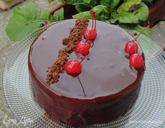 Застывший торт освободить от формы, переложить на решетку и залить глазурью. Украсить по своему вкусу.