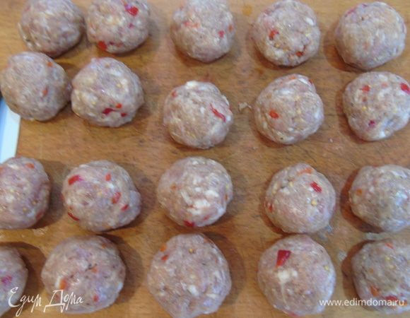 Поделить фарш на 4 части, а затем каждую на 5 частей. Сформировать 20 митболов.
