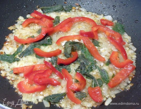 На оливковом масле обжарить мелко нарезанный лук и чеснок, добавить перец чили и болгарский перец, а также горсть базилика.