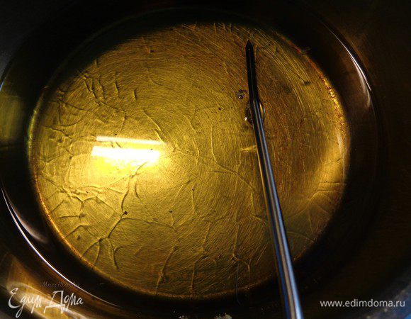 Также растопим масло/маргарин/кондитерский жир в кастрюльке. Я использовала специальный маргарин для жарки пончиков. Можете взять растительное масло или приготовить пончики во фритюрнице.